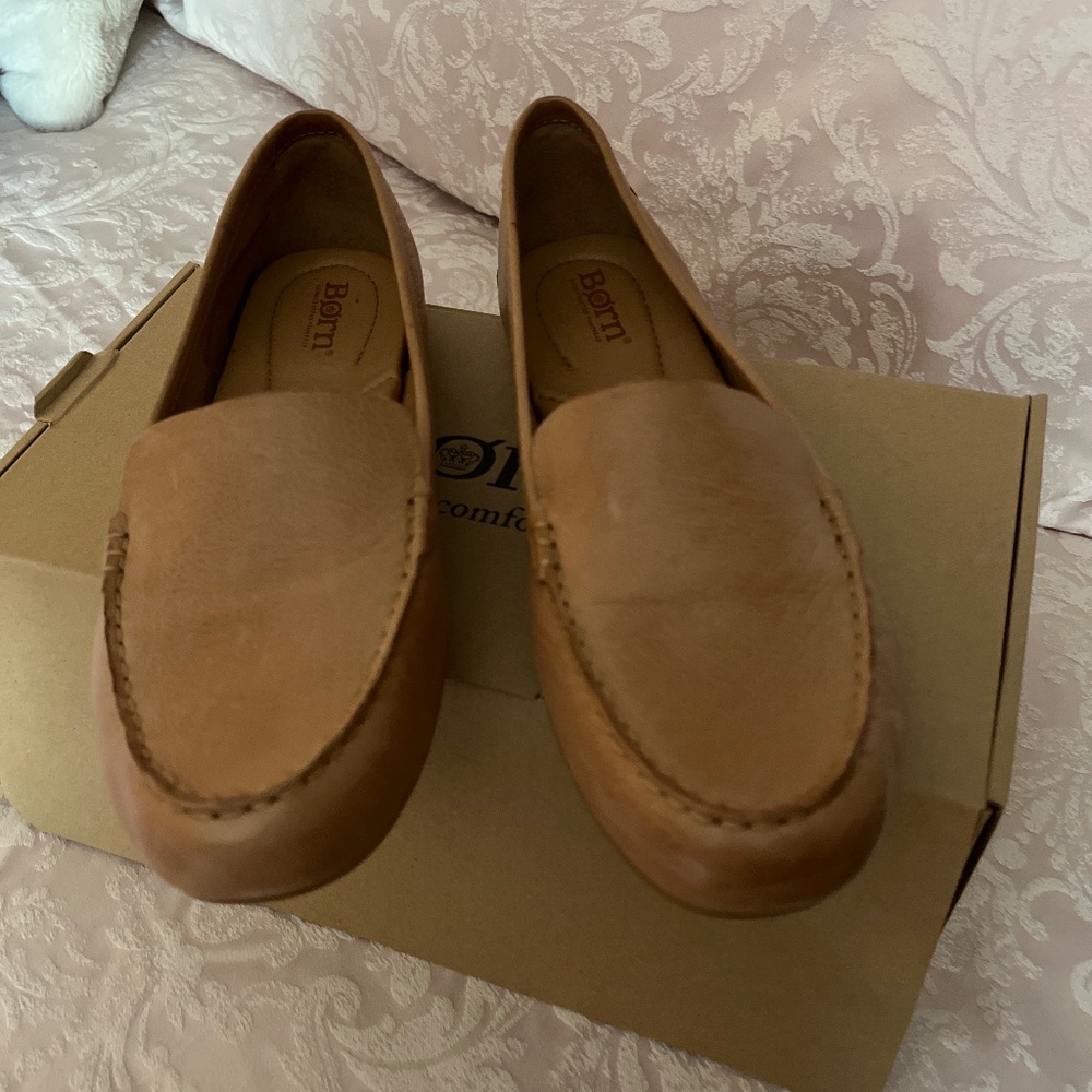 Born Axona natural color. Driving shoes. Size 9. Slightly worn.